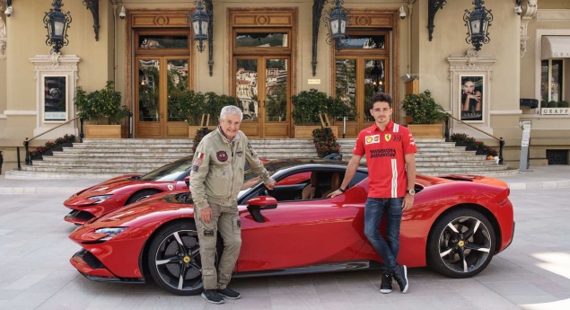 Novo Ferrari SF90 Stradale apresenta-se nas ruas do Mónaco