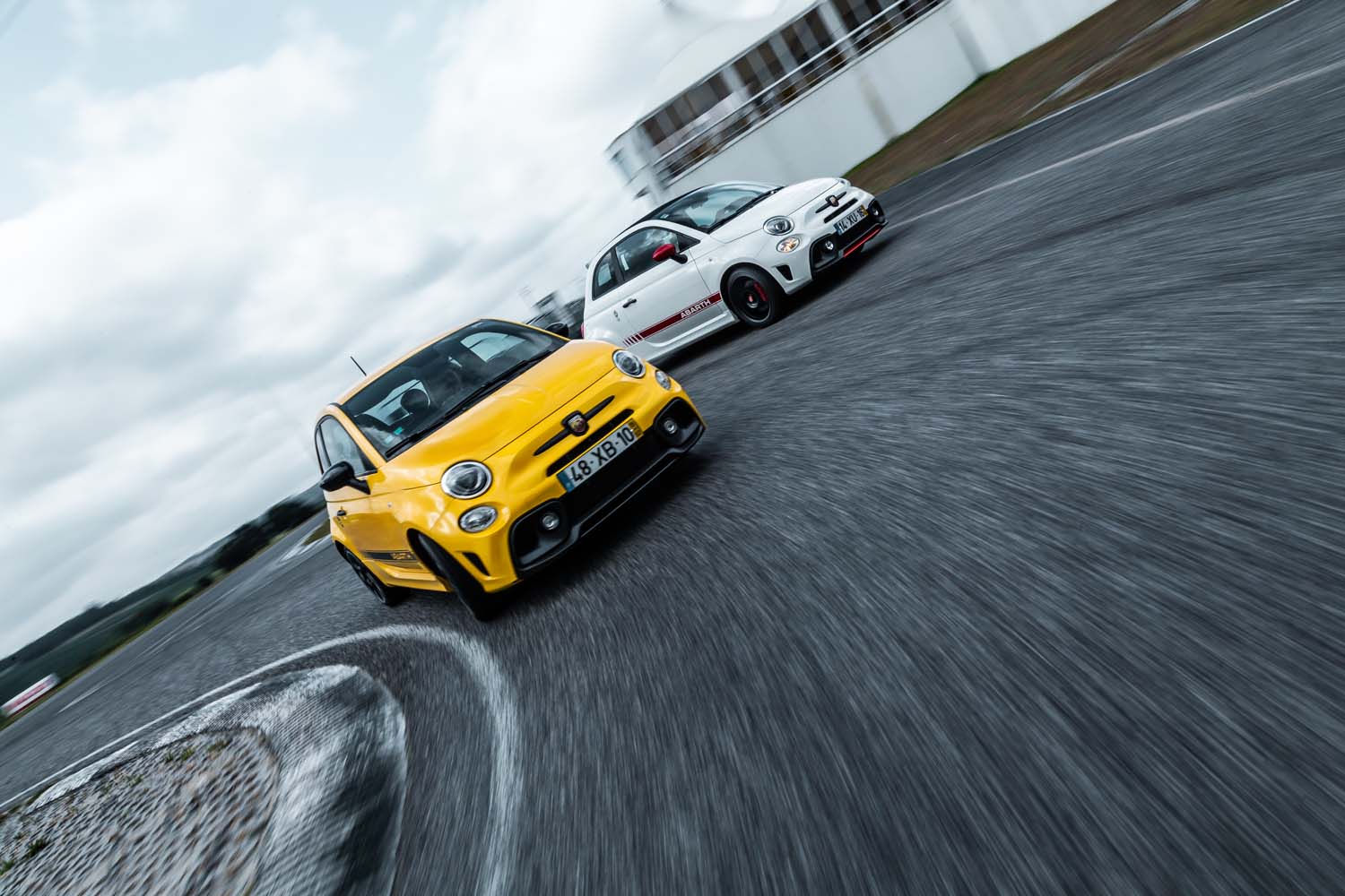  Abarth 595 Competizione (amarelo) e Abarth 595c Esseesse (branco)