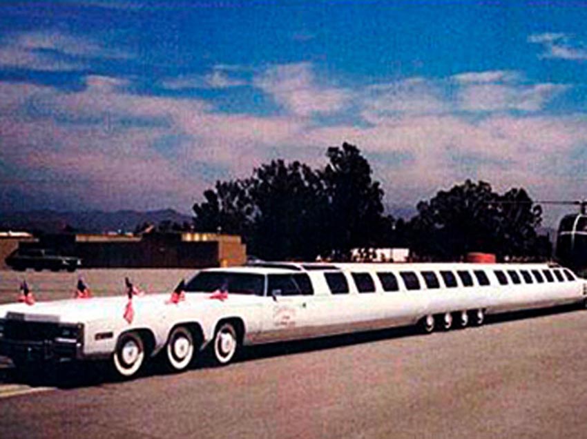 A limousine mais pesada do mundo pesa 22,7 toneladas. Tem três lounges, um bar e pode transportar até 40 pessoas