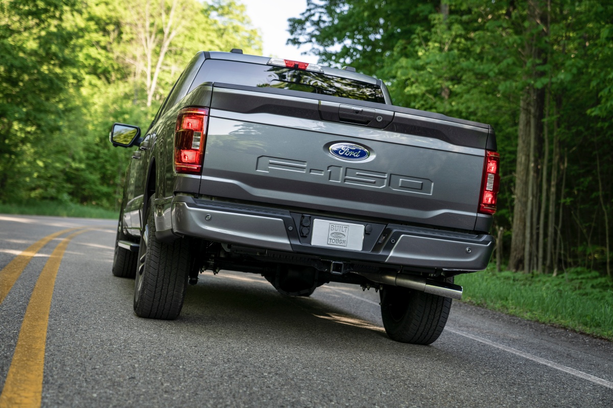 Ford F-150 XLT Sport com pacote de decoração em cinzento carbono. A capacidade de reboque é superior a cinco toneladas