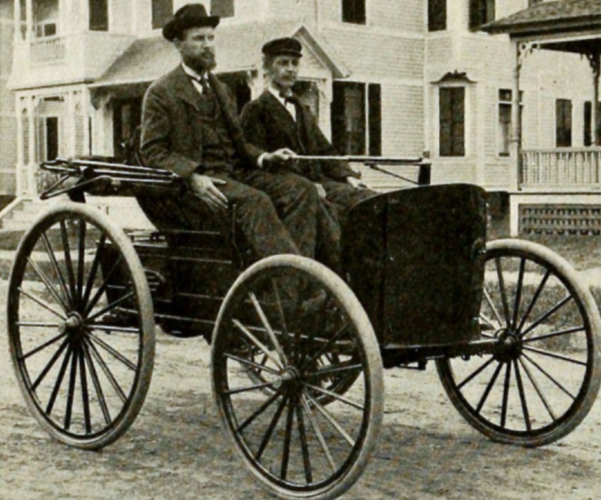 J. Frank Duryea e Charles E. Duryea inscreveram os seus nomes na história do Automóvel, nos EUA, como os primeiros fabricantes de veículos comerciais com motor a gasolina