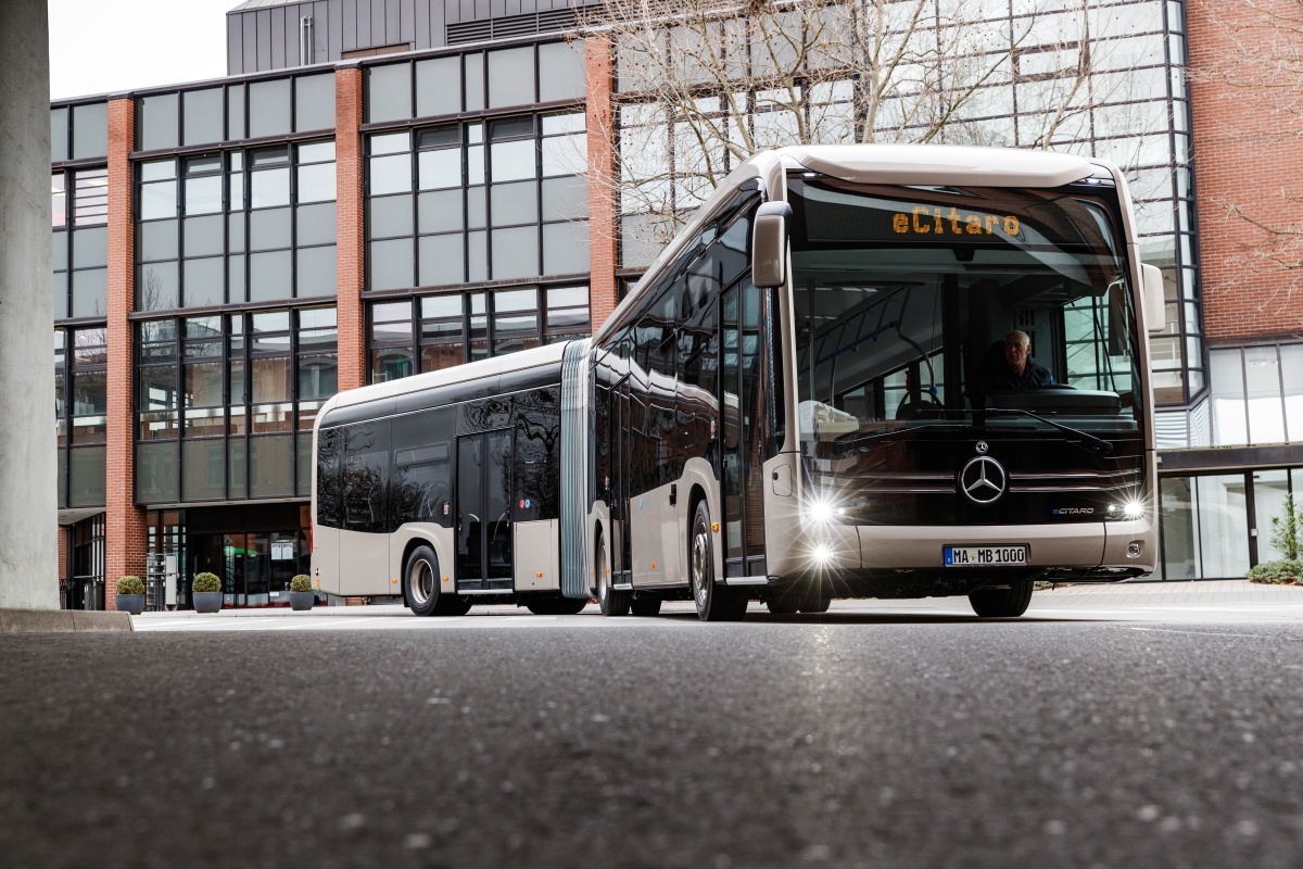 A versão articulada do autocarro urbano da Mercedes-Benz passa a estar disponível com sistema de propulsão elétrico e estreia a tecnologia de baterias sólidas 