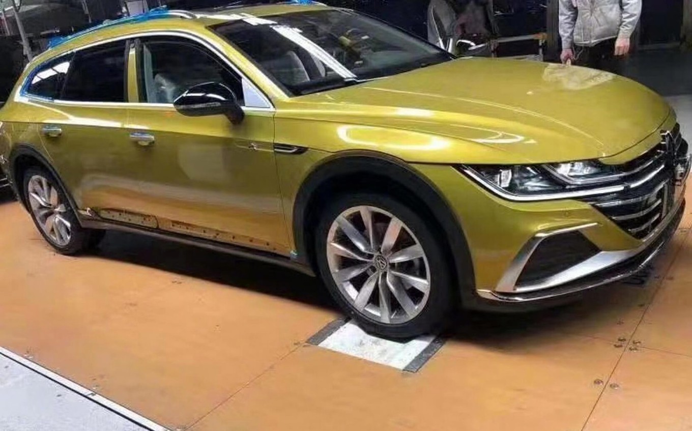 Apanhada em fotos espia, esta unidade de testes da nova carrinha Volkswagen Arteon deixa já antever muito do que aí vem 