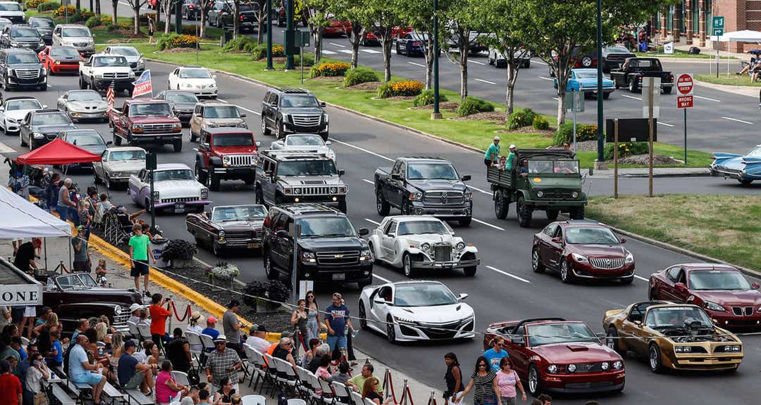 O Woodward Dream Cruise recebe normalmente mais de um milhão de visitantes