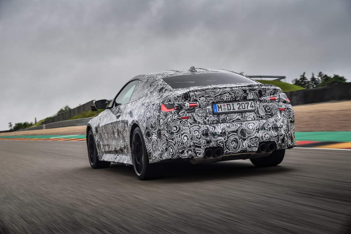 BMW M4 Coupé camuflado em testes