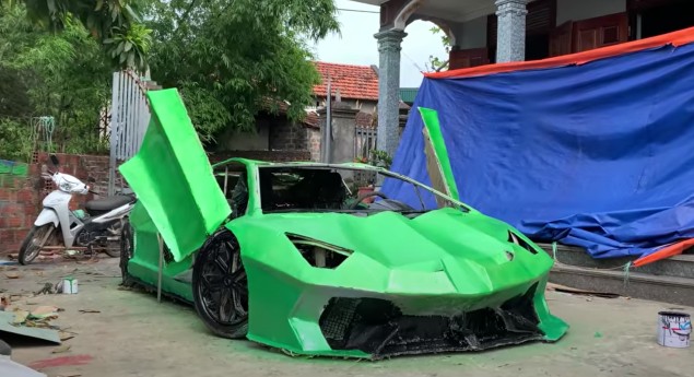 Lamborghini. Vietnamitas replicam Aventador em cartão... e motor de moto