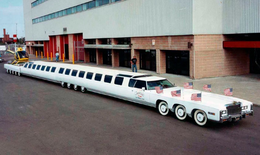 O título do carro mais comprido do mundo pertence a uma limousine, com 100 m de comprimento, e na qual não falta sequer piscina e heliporto!
