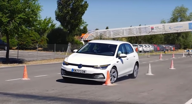 Mais uma vítima. Novo Volkswagen Golf chumba no teste do alce