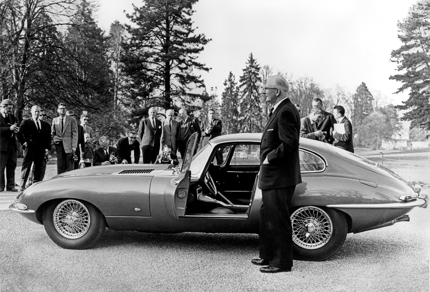 O fundador da Jaguar, Sir William Lyons, com o "9600 HP", na apresentação do E-Type, em Genebra