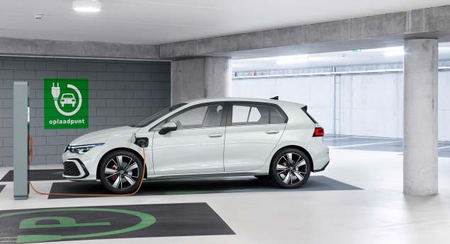 Volkswagen lança duas versões híbridas plug-in do novo Golf