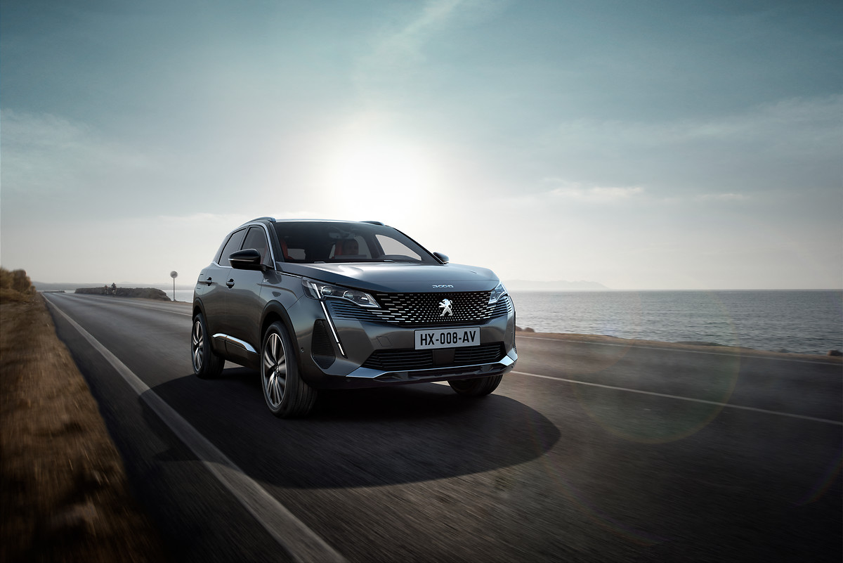 A frente nova identifica o Peugeot 3008 de 2021, com a grelha mais vasta, novas entradas de ar e faróis diurnos verticais