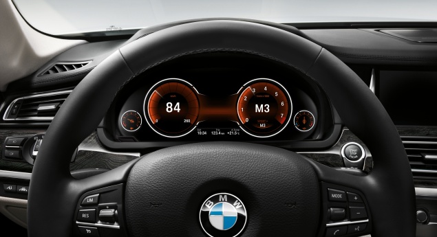 Sabe porque os painéis de instrumentos da BMW são sempre em vermelho alaranjado?