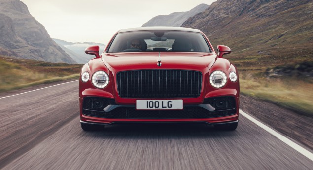 Mais focado na condução. Bentley apresenta Flying Spur V8 com 550 cv