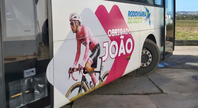 Autocarros da Rodoviária do Oeste prestam homenagem ao ciclista João Almeida