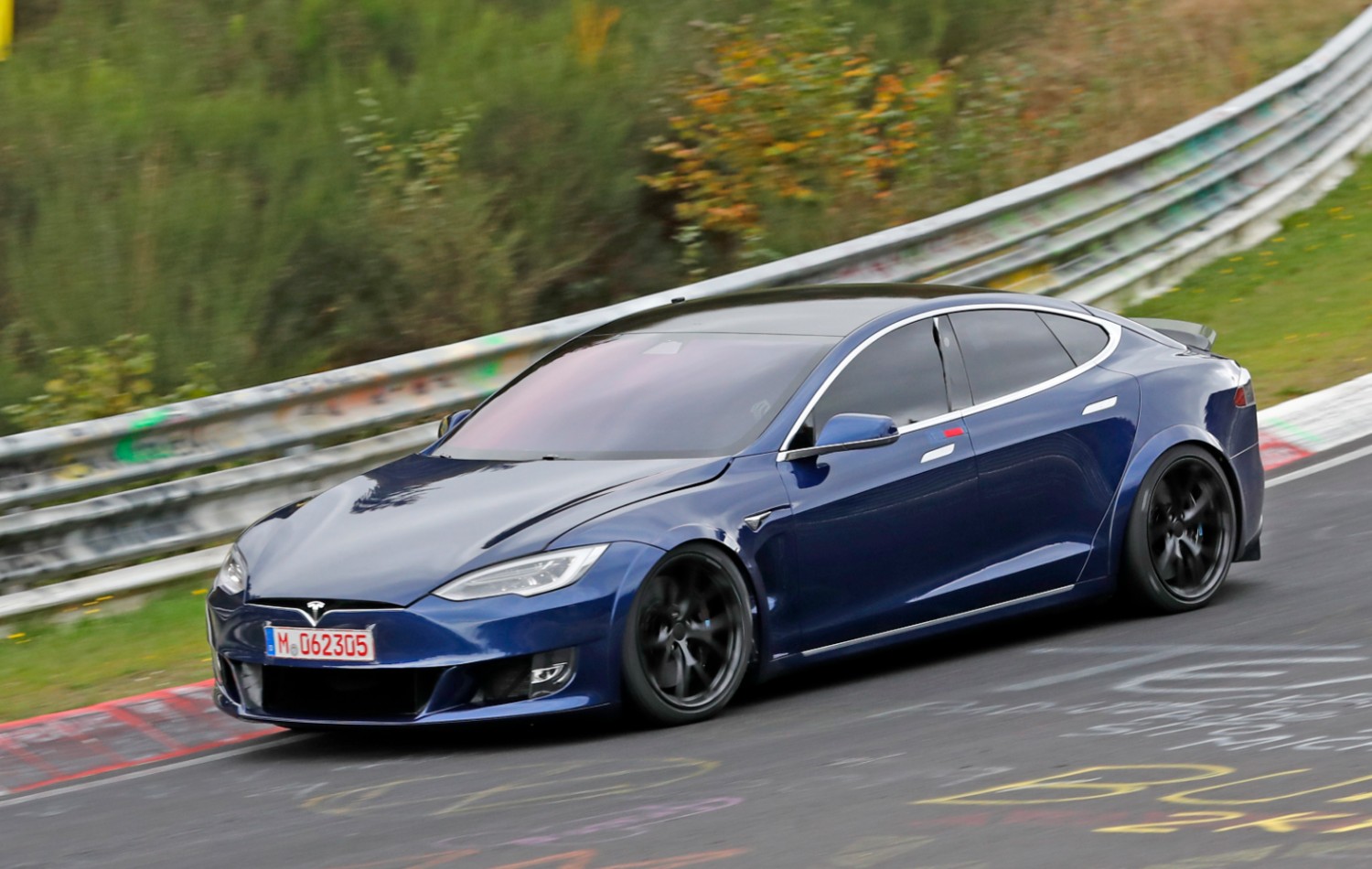 O Tesla Model S Plaid em testes em Nürburgring