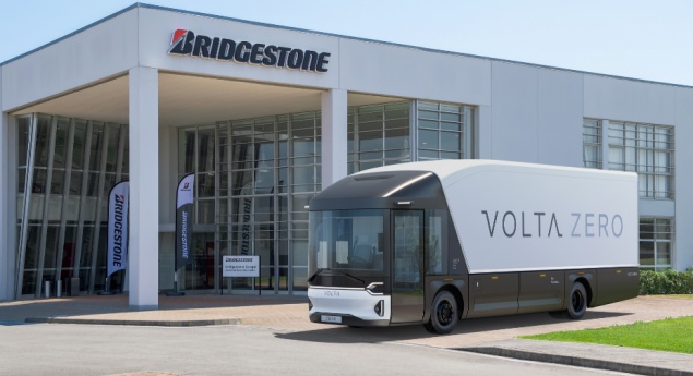 Primeiros camiões Volta Zero equipados com pneus Bridgestone