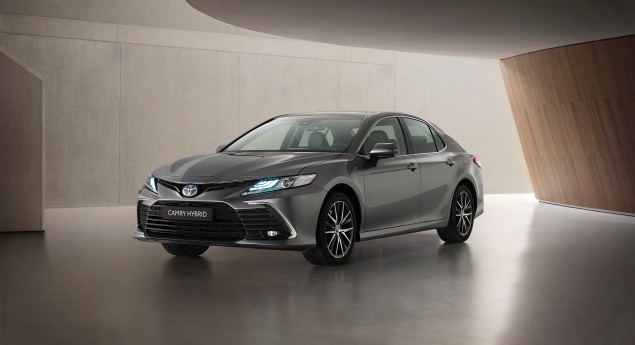 Toyota Camry Hybrid. Atualização à imagem do Corolla