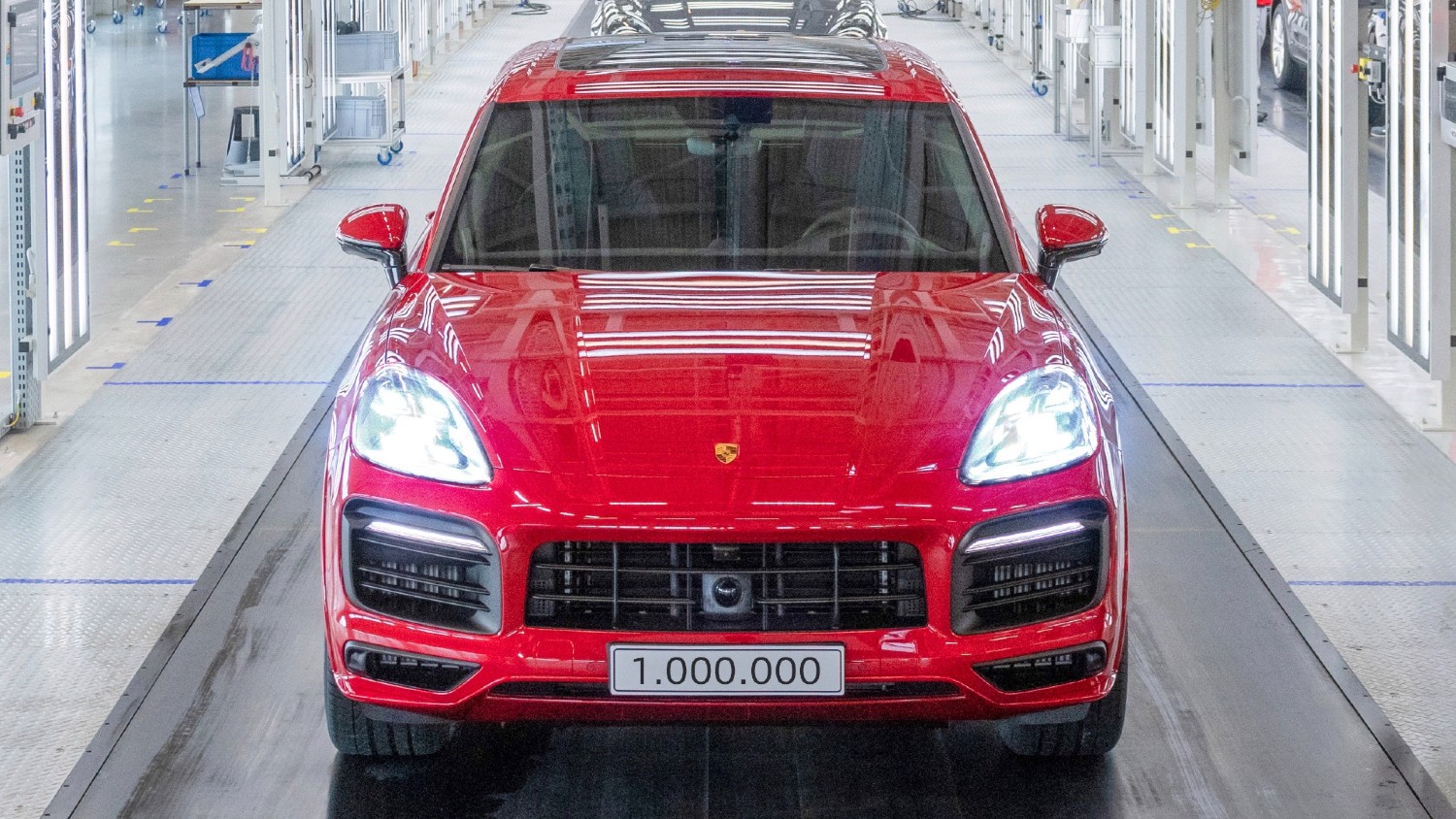 O Porsche Cayenne GTS na cor Carmine Red que é também a unidade um milhão do modelo