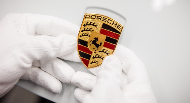 Sabia que existe uma relação entre o escudo da Porsche e o emblema da Ferrari?