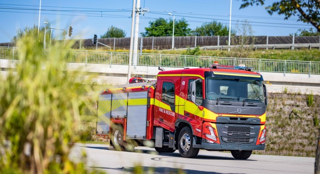 Novos Volvo FM e FMX recebem versões de cabina dupla