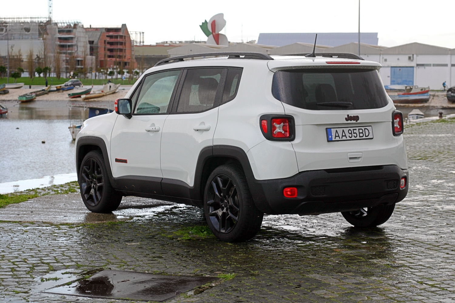 Modelo destinado ao segmento B, o Jeep Renegade vai ter um irmão mais pequeno... elétrico