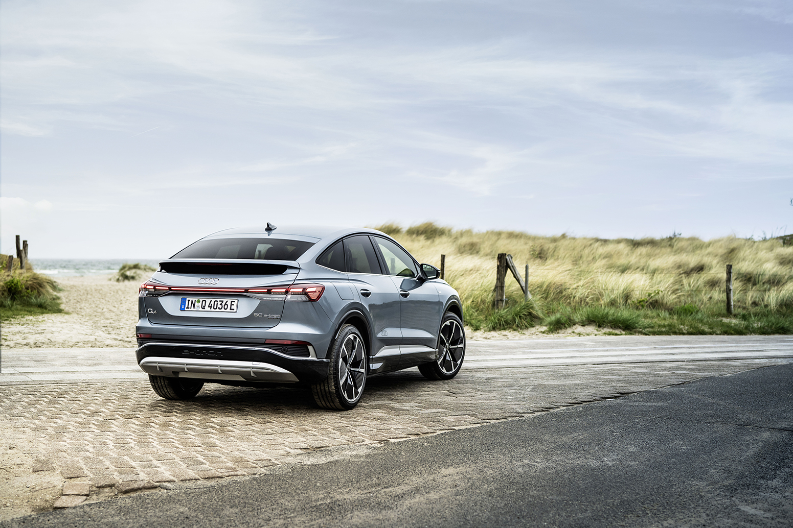 Vista de traseira do Q4 Sportback e-tron