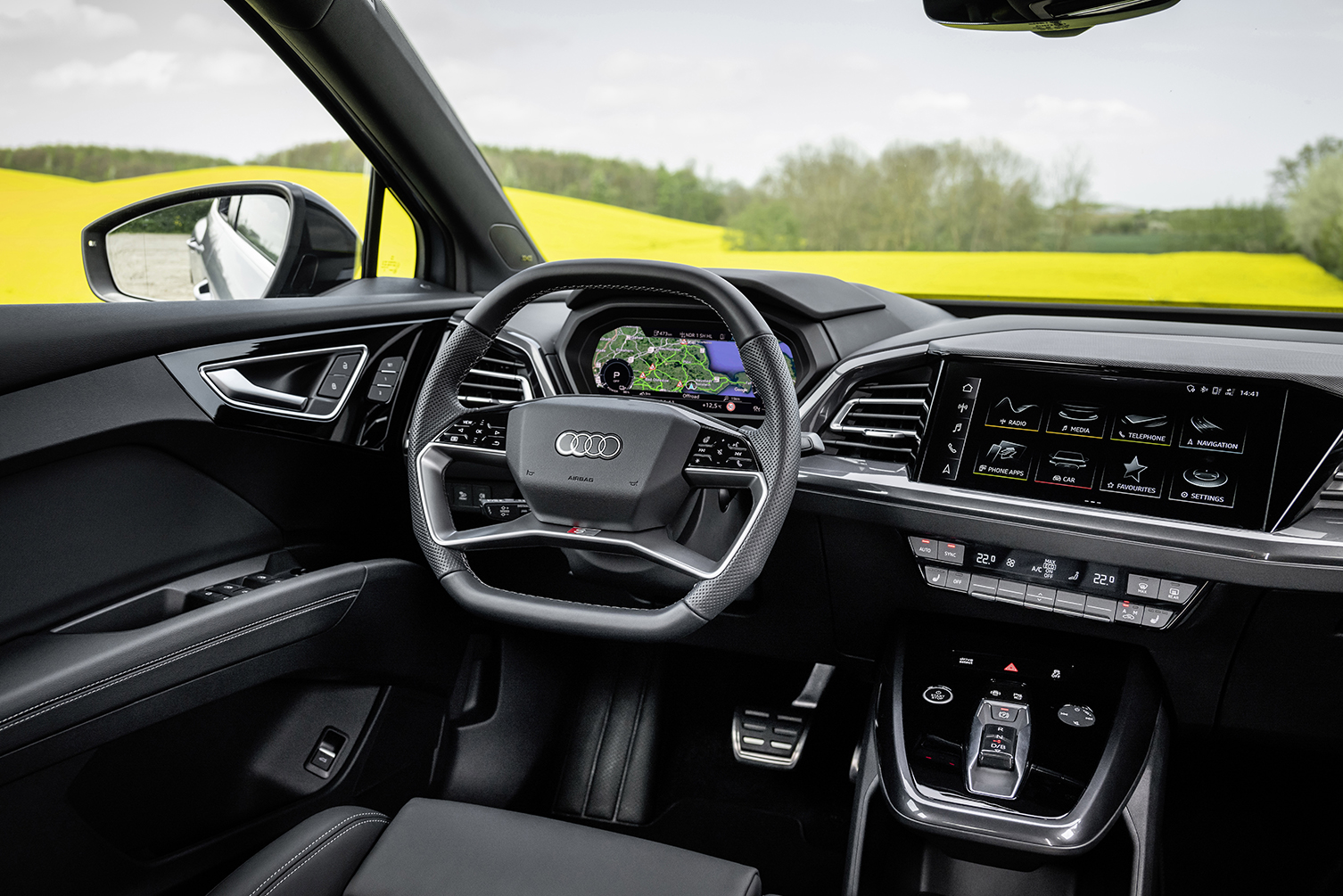 Interior do Audi Q4 e-tron. Há 27 componentes feitos a partir de material reciclado