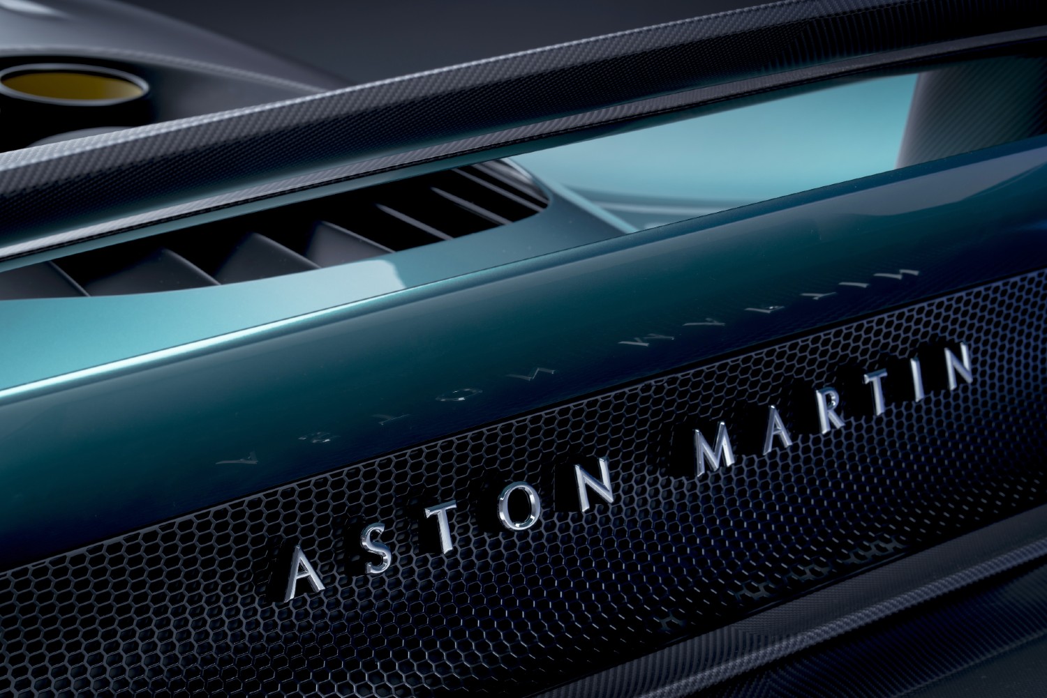 A Geely continua a sua ofensiva de aquisição de participações em fabricantes automóveis europeus. Agora, é a Aston Martin Lagonda... 