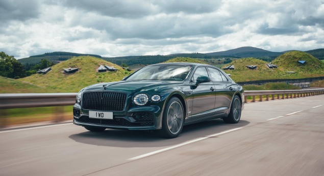 Bentley Flying Spur reforçado com opção híbrida plug-in