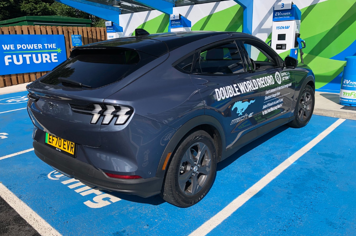 O Ford Mustang Mach-E, durante um carregamento, na viagem de 1.352 quilómetros