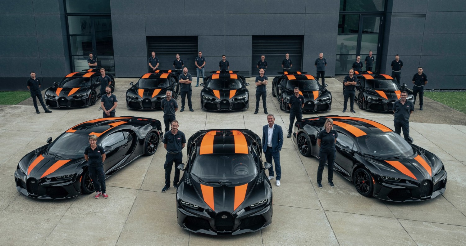 A equipa da Bugatti e os primeiros oito Chiron Super Sport 300+