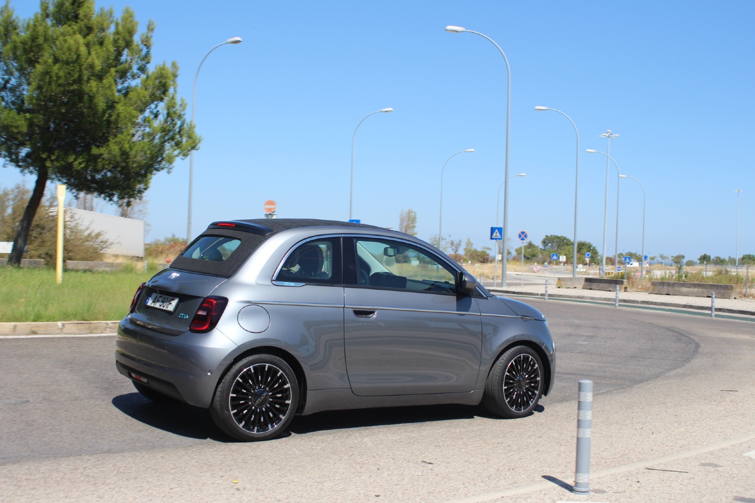 Aqui na versão "civilizada" Fiat 500e, o Abarth elétrico promete, contudo, ser diferente... e agressivo! 