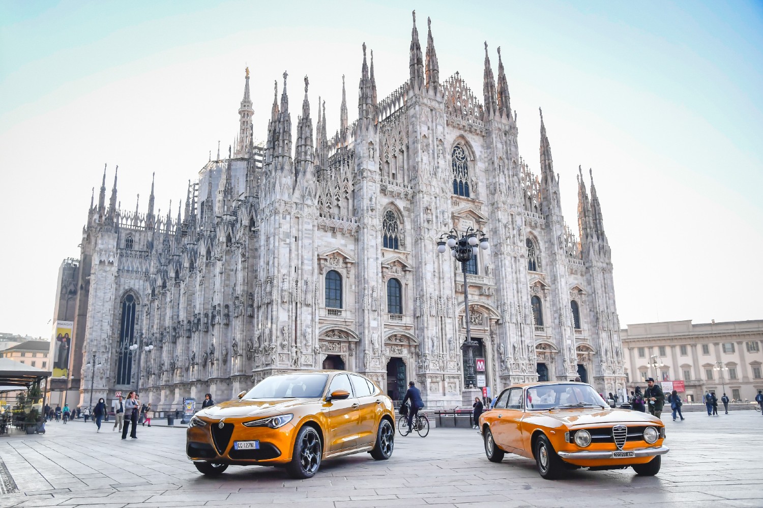 O presente e o passado, com o Stelvio GT Junior e o 1300 GT Junior lado-a-lado, ambos na cor Lipari Ochre 