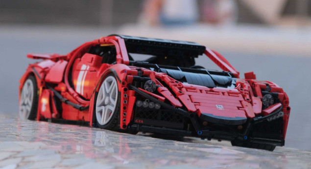 Com 10 motores elétricos! GTA Spano feito em Lego bate recorde de velocidade