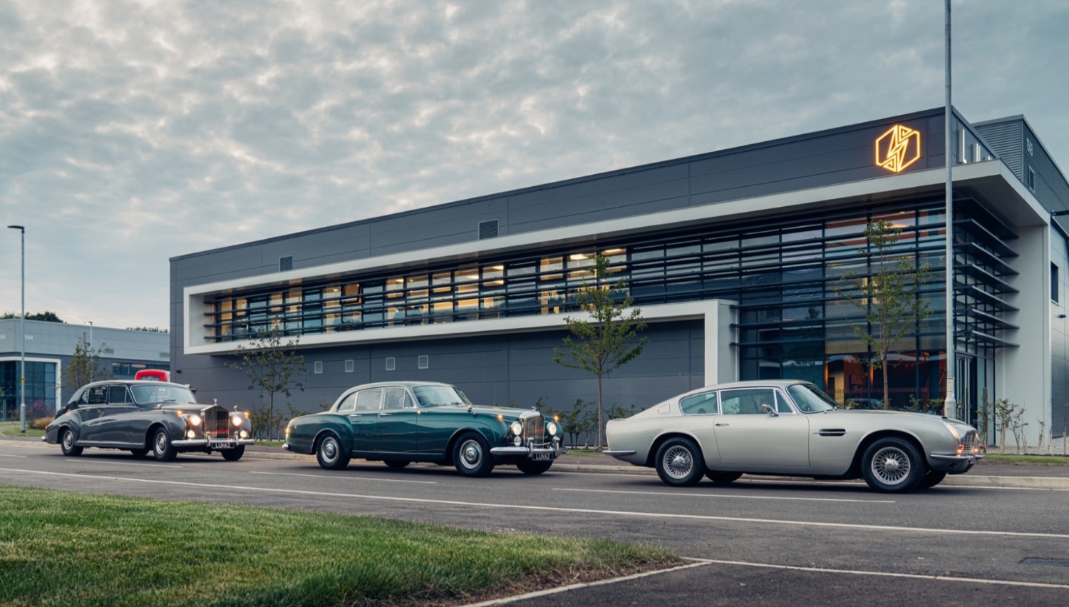 Algumas das mais recentes conversões do Lunaz Group, com o Aston Martin DB6 à frente