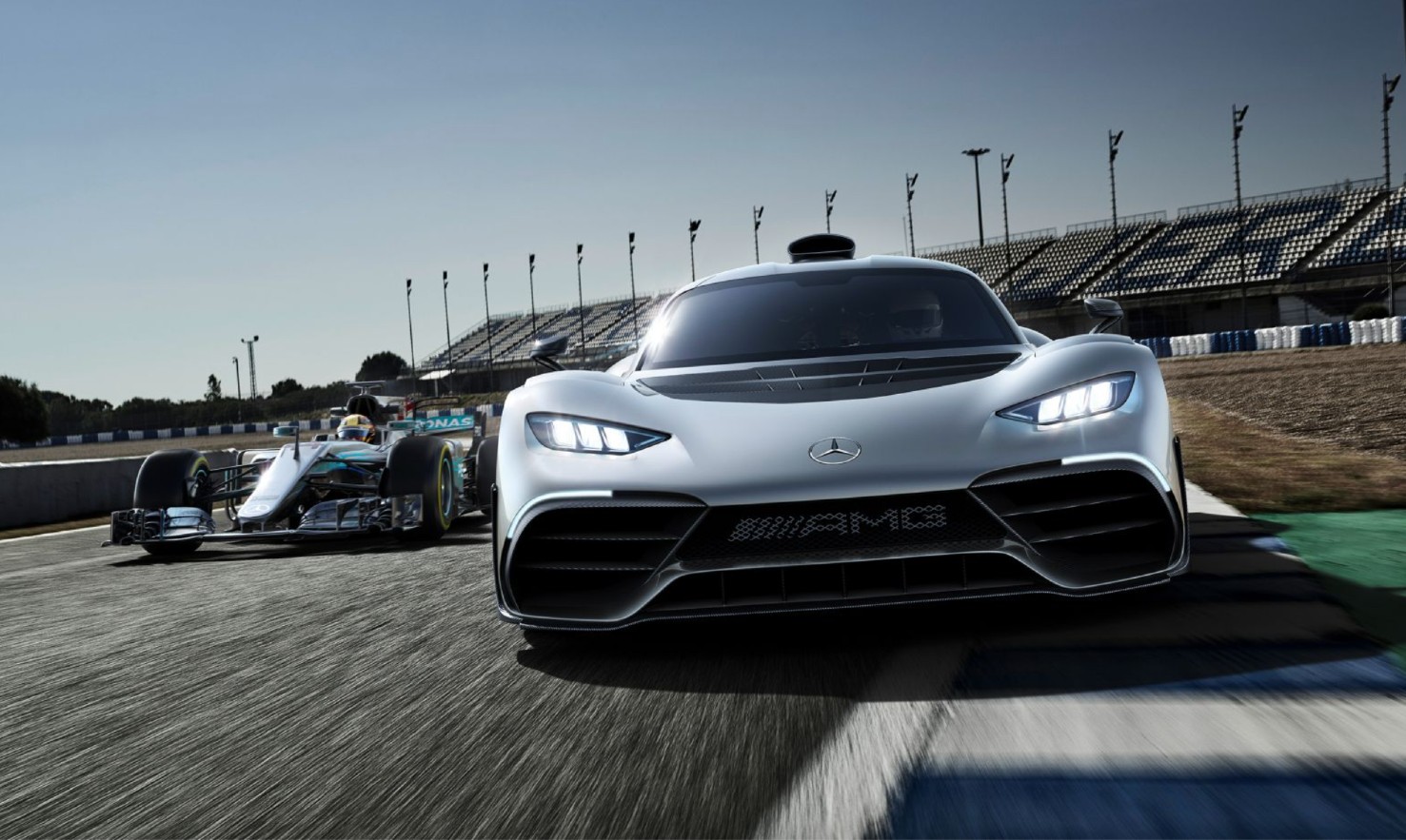 O Mercedes-AMG One com o monolugar da F1 que lhe serviu de inspiração