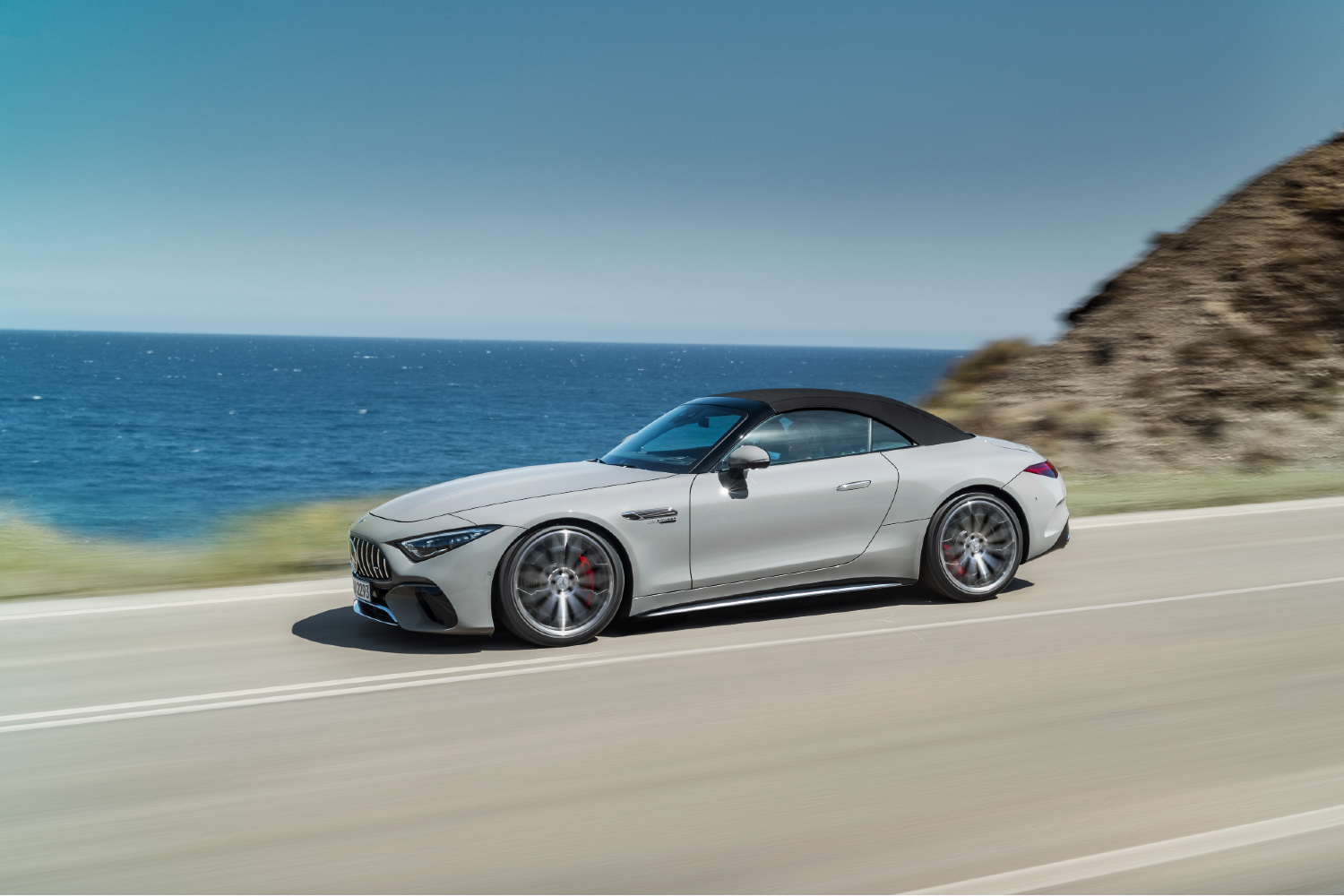 Nesta nova geração com capota de lona, o Mercedes-AMG SL consegue rebatê-la em 15 segundos e a velocidades até 50 km/h