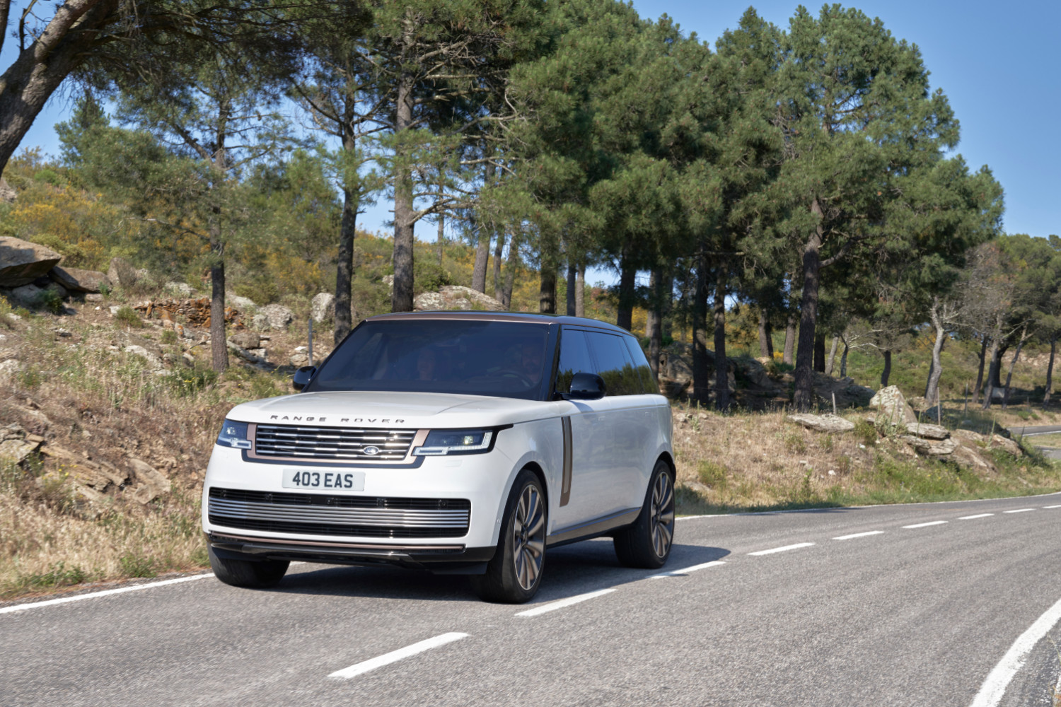 O novo Range Rover aposta em motorizações eletrificadas e sistema de quatro rodas direccionais, para maior agilidade