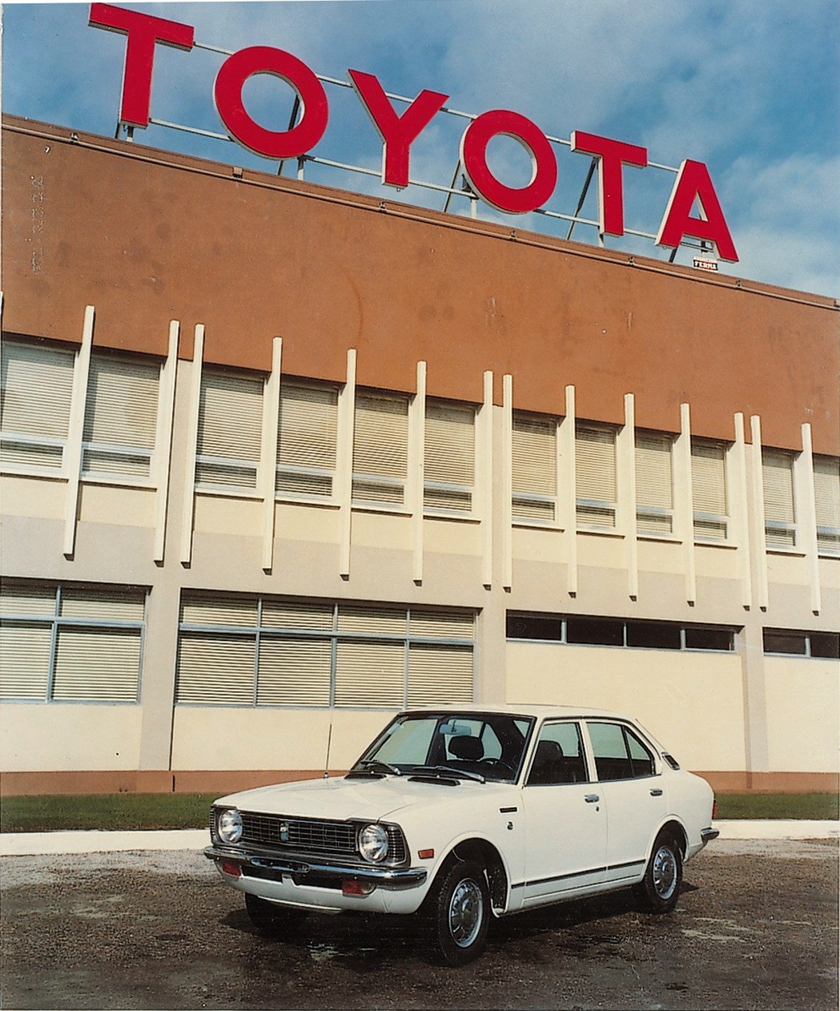 O famoso Toyota Corolla junto às instalações da fábrica de Ovar