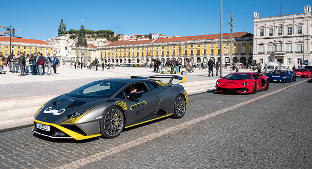 Pela saúde masculina. Lamborghini Portugal saiu para a rua de bigode