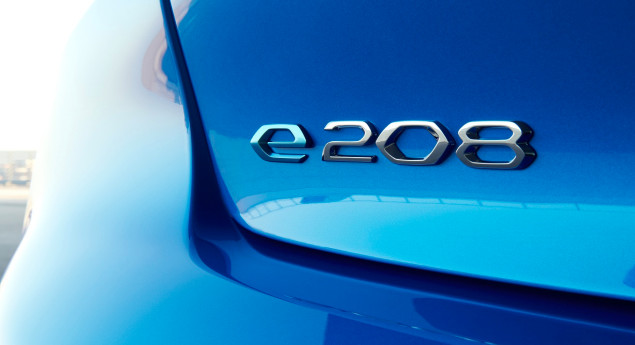 Peugeot. Elétricos e-208 e e-2008 ganham autonomia elétrica para 2022