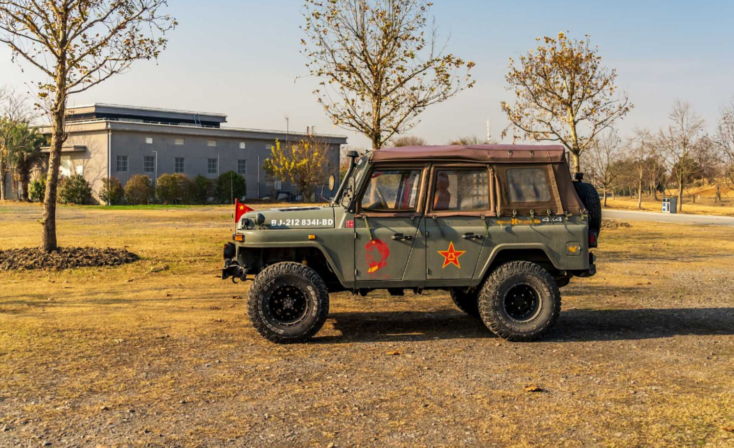 O BJ212 é uma interpretação chinesa do soviético UAZ-469