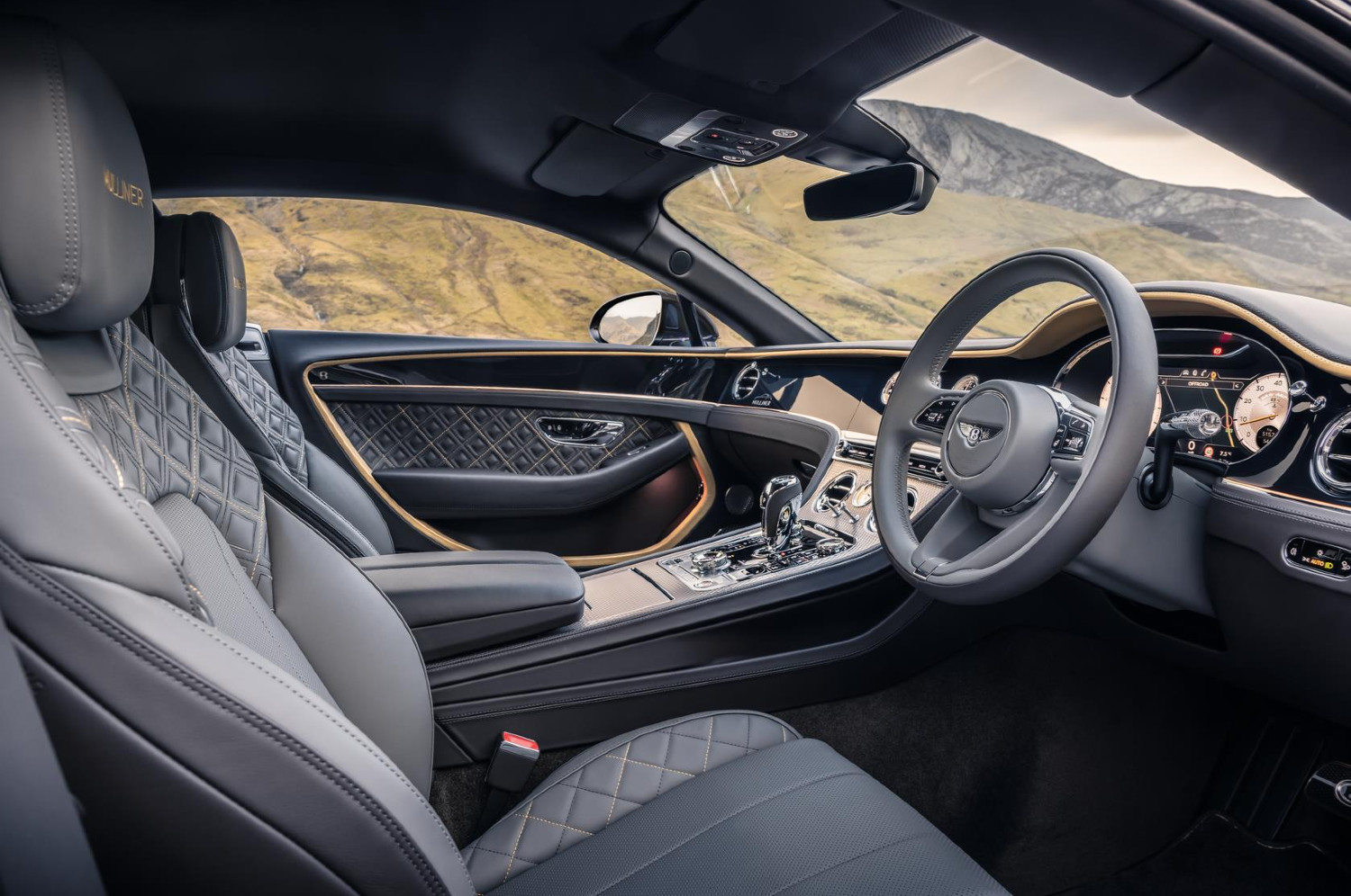 Centrado em tons mais escuros, o novo Mulliner Blackline mantém intocada a exuberância que marca o interior do Continental GT  