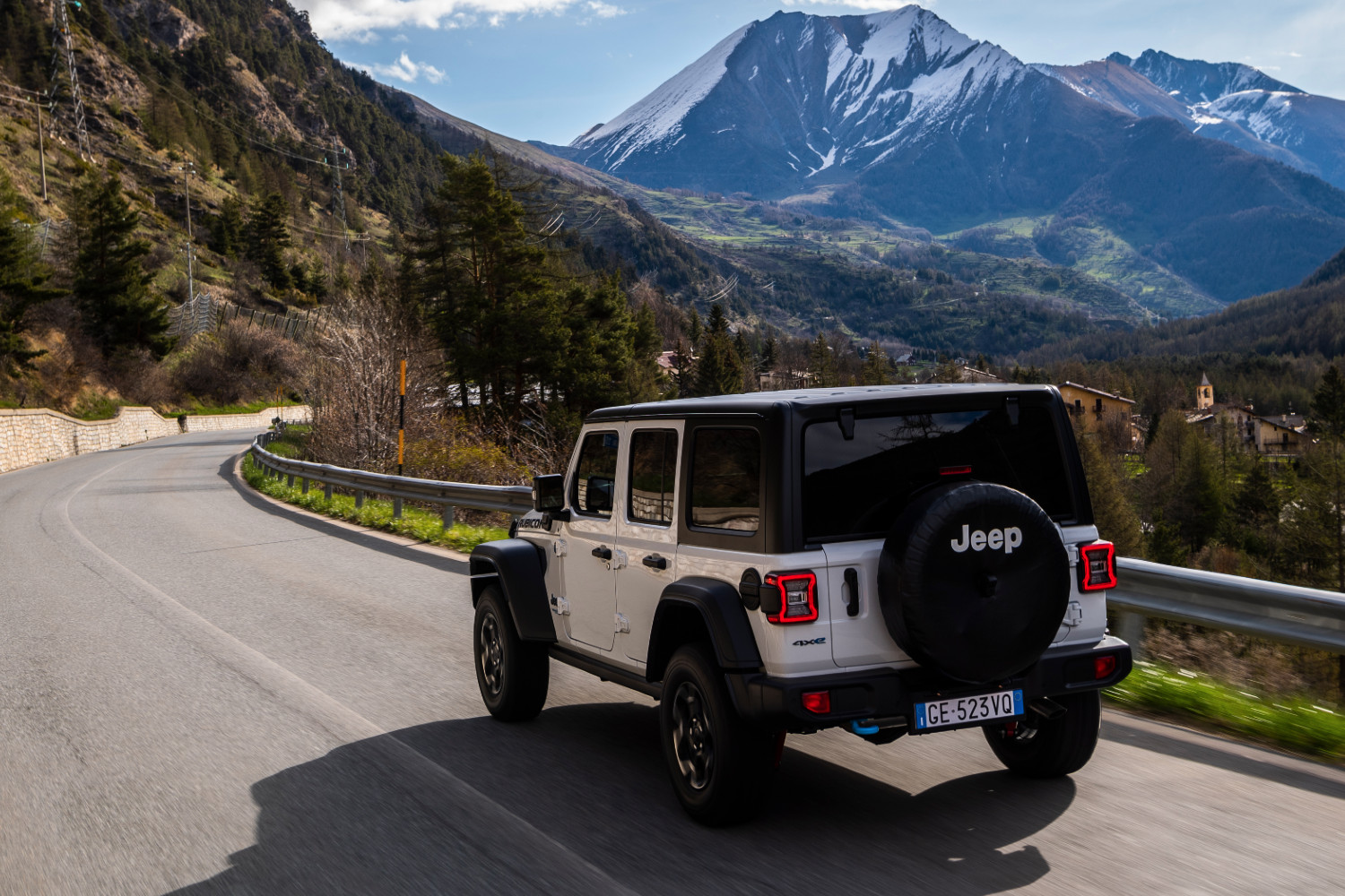 Além de ambientalmente mais correcto, o Jeep Wrangler passa a estar disponível na Europa apenas com carroçaria de quatro portas