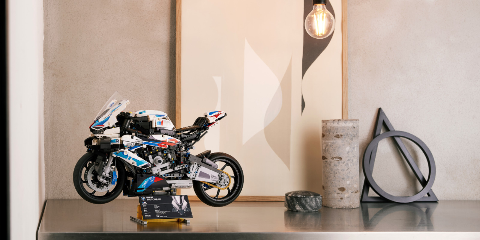 A BMW M 1000 RR da LEGO é uma peça de exposição especialmente pormenorizada