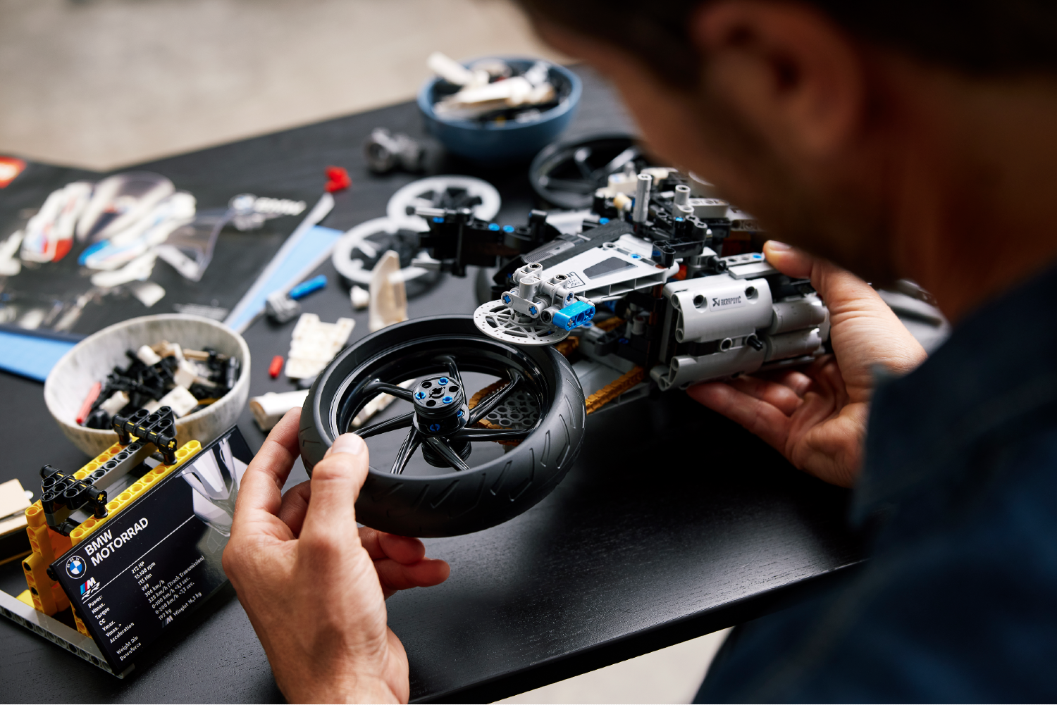 O processo de montagem da M 1000 RR da LEGO procura respeitar as etapas de produção da moto verdadeira
