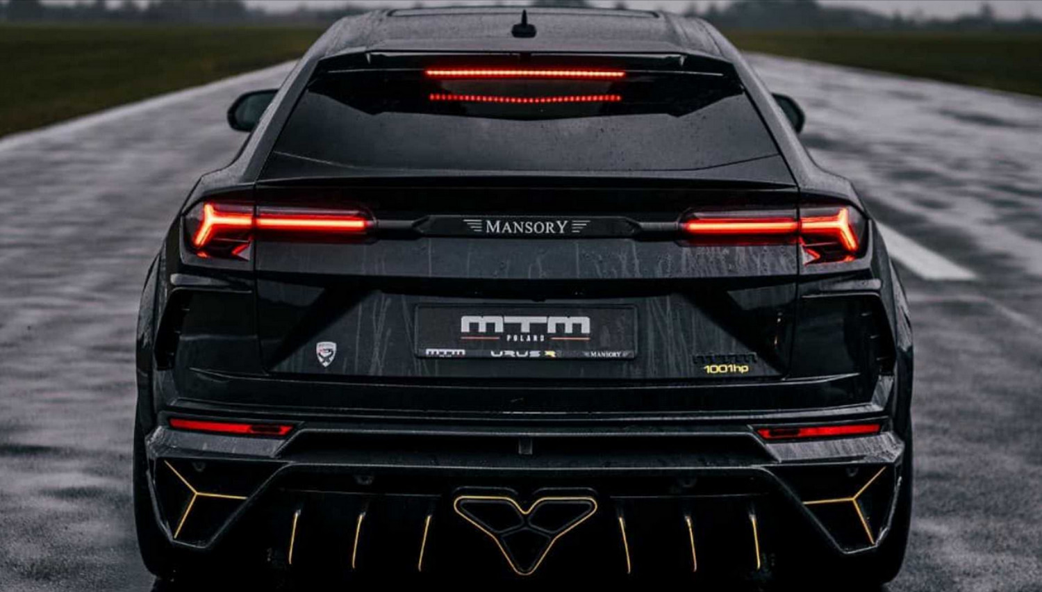 O Lamborghini Urus by Mansory & MTM ostenta um sistema de escape com três ponteiras