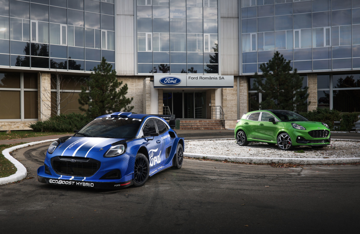 Os dois "aniversariantes": o M-Sport Ford Puma Rally1 e o Ford Puma EcoBoost Hybrid um milhão