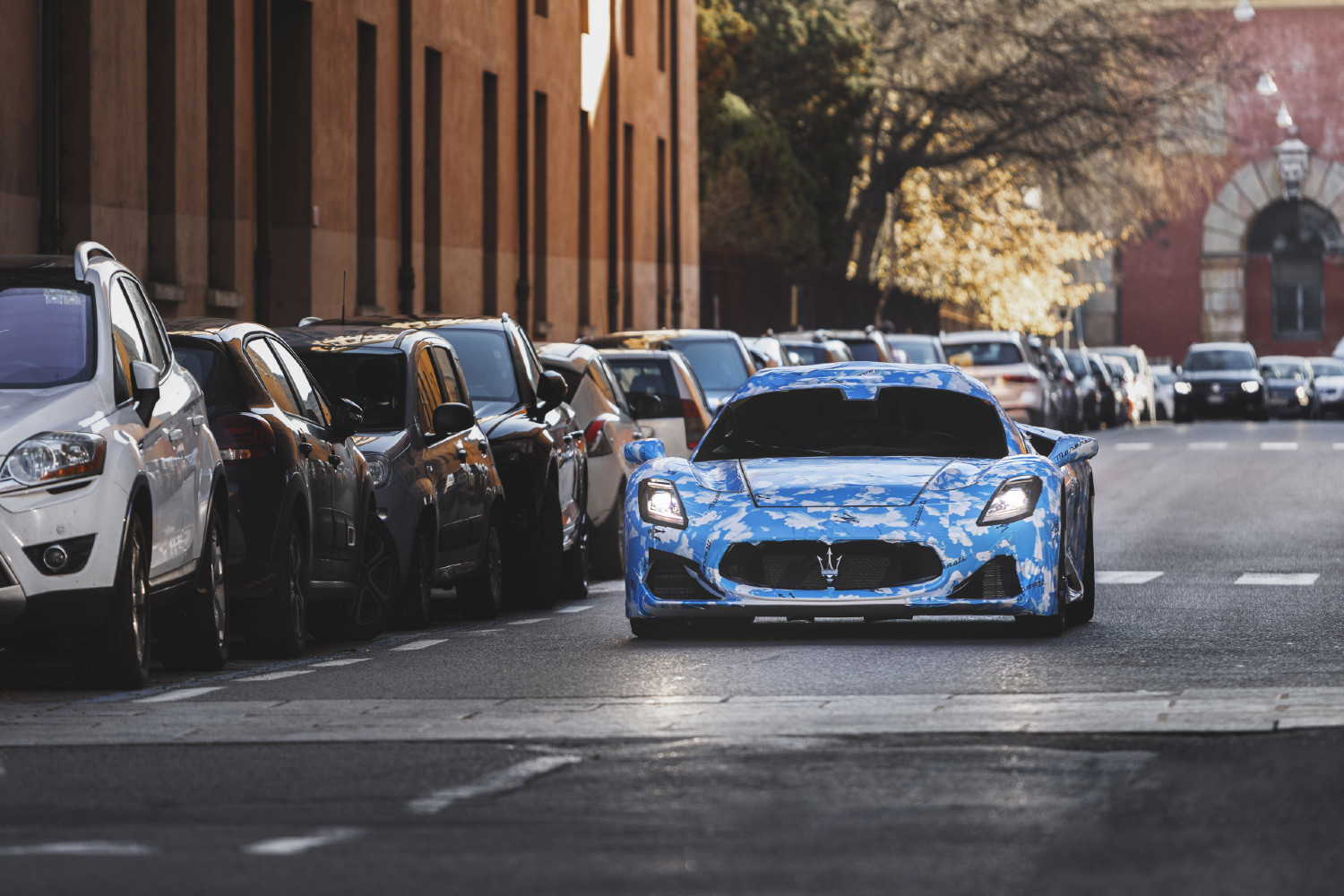 Embora para já ainda de camuflado, o novo Maserati MC20 Convertible já desfilou em Modena