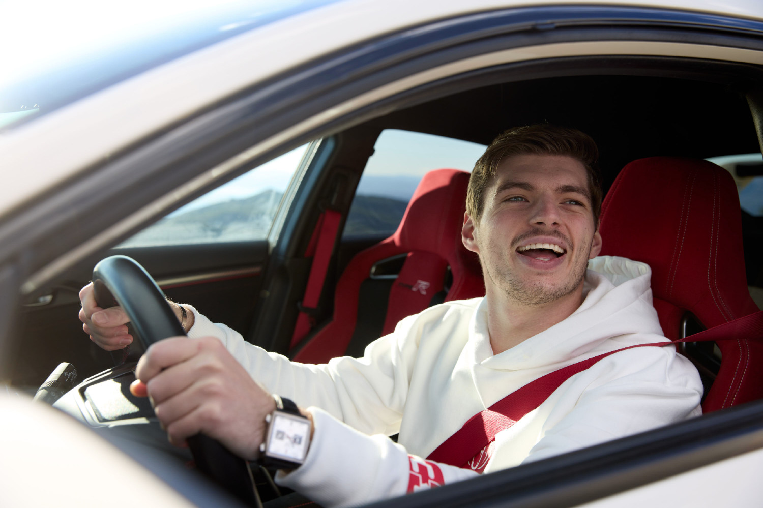 Max Verstappen ao volante do seu Honda Civic Type R